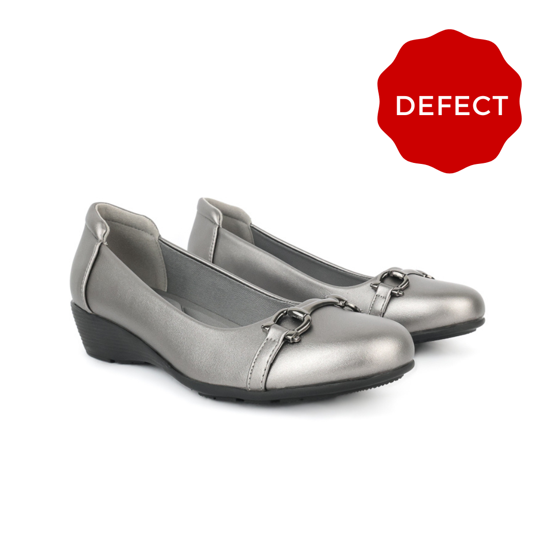 Defect Evelyn Horsebit Flats