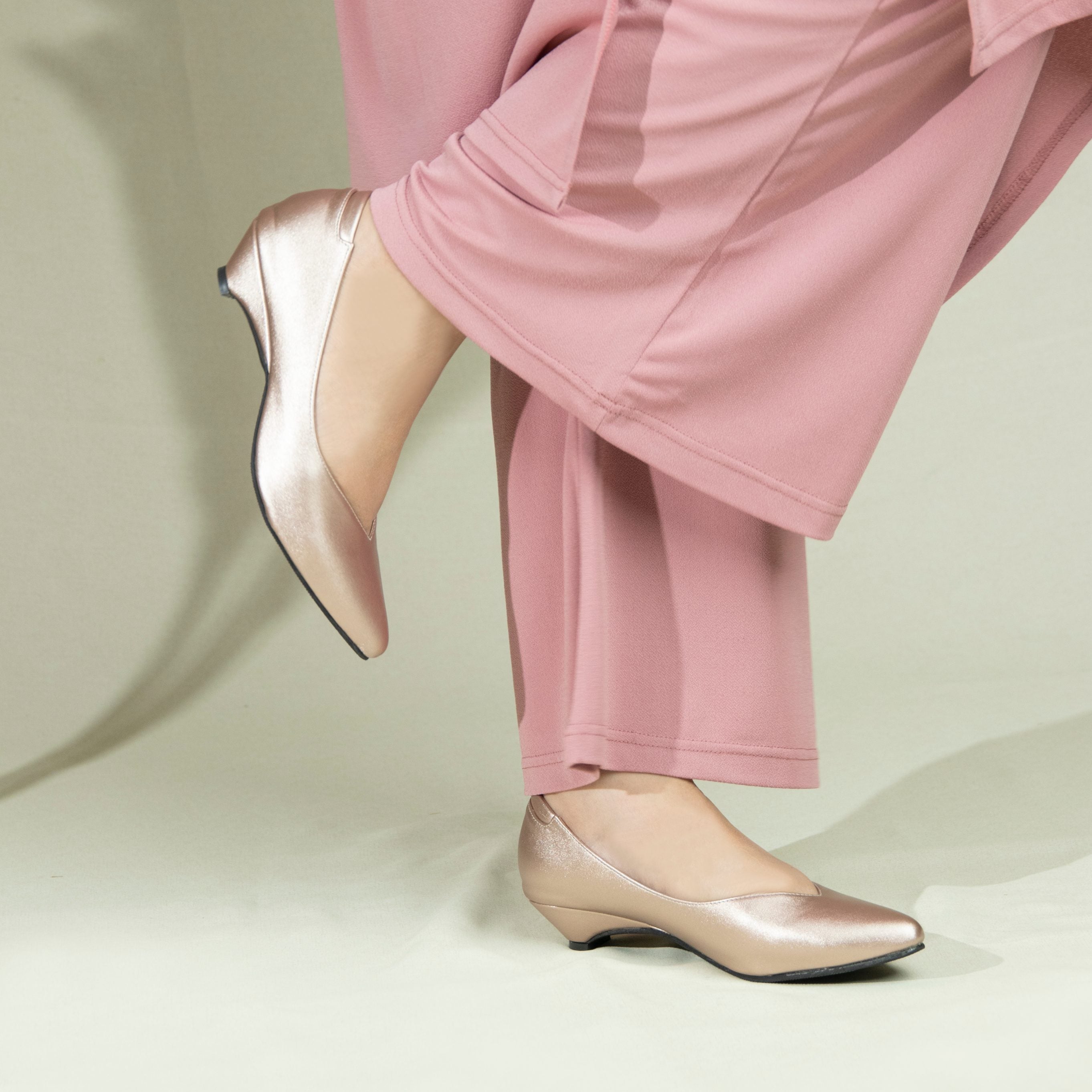 Defect Vienna Pointed Kitten Heel