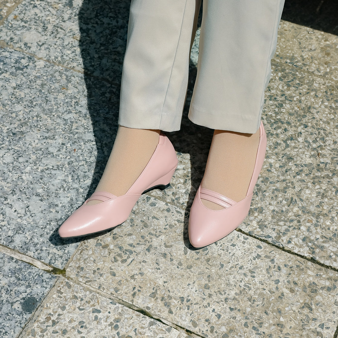 Defect Stiora Pointed Kitten Heel