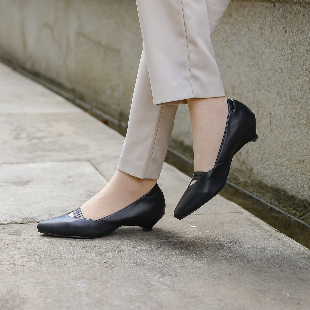 Defect Stiora Pointed Kitten Heel